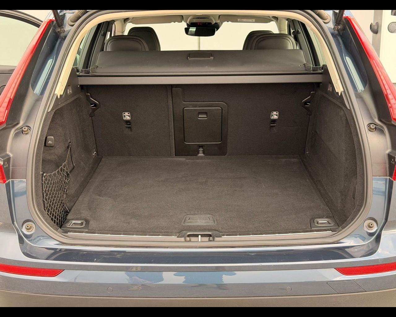 VOLVO XC60 B4 AWD MOMENTUM AUTO