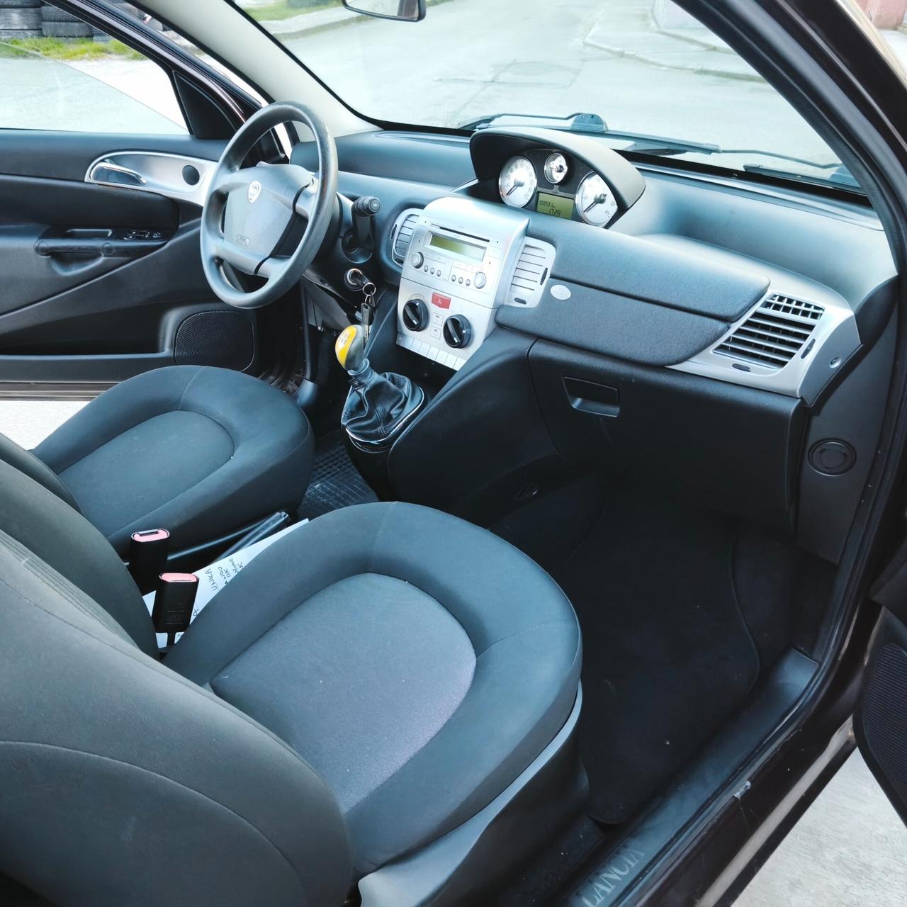 Lancia Ypsilon 1.2 69 CV Unyca