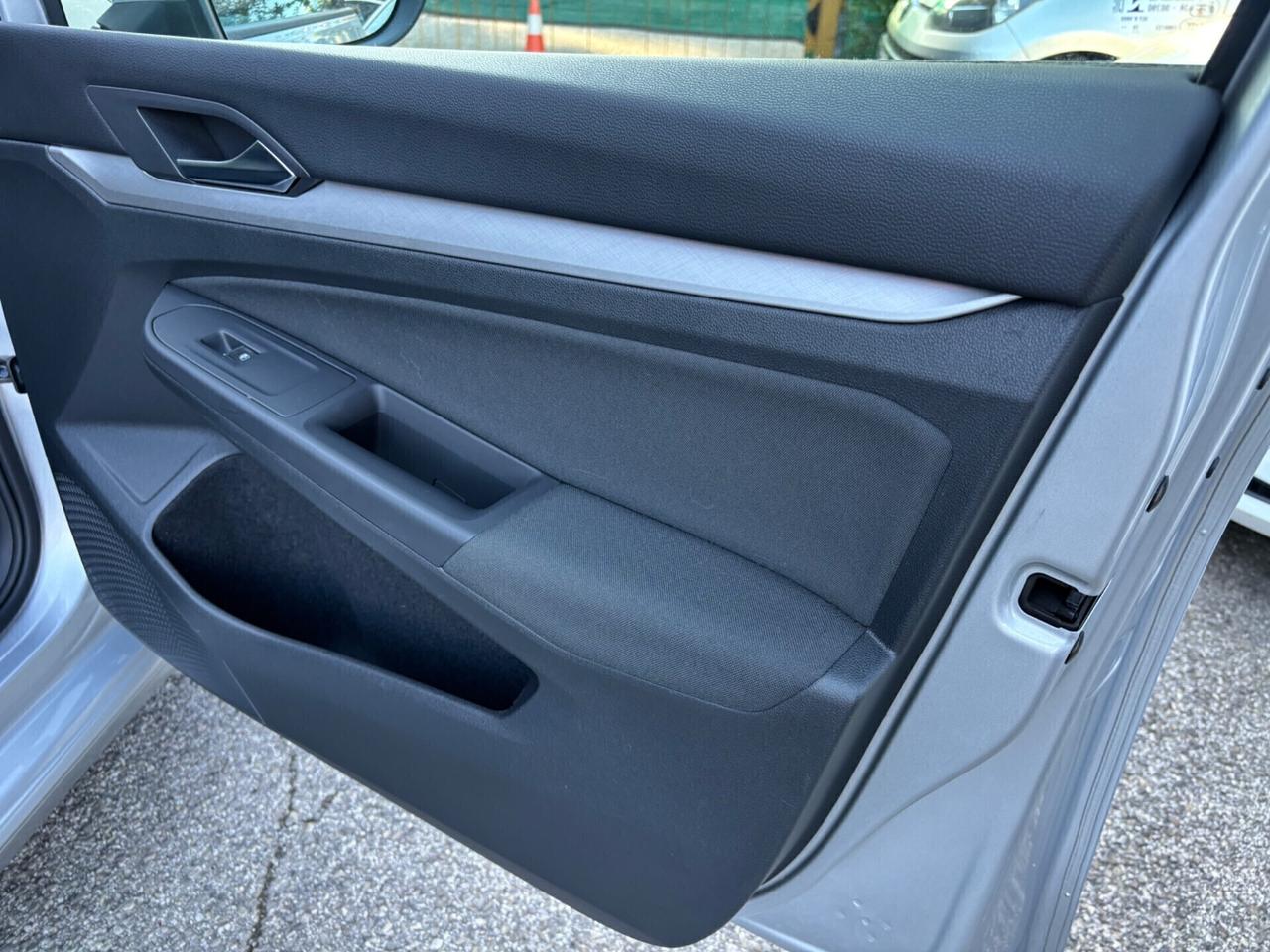 Volkswagen Golf 1.0 eTSI DSG HYBRID OK NEOPATENTATI