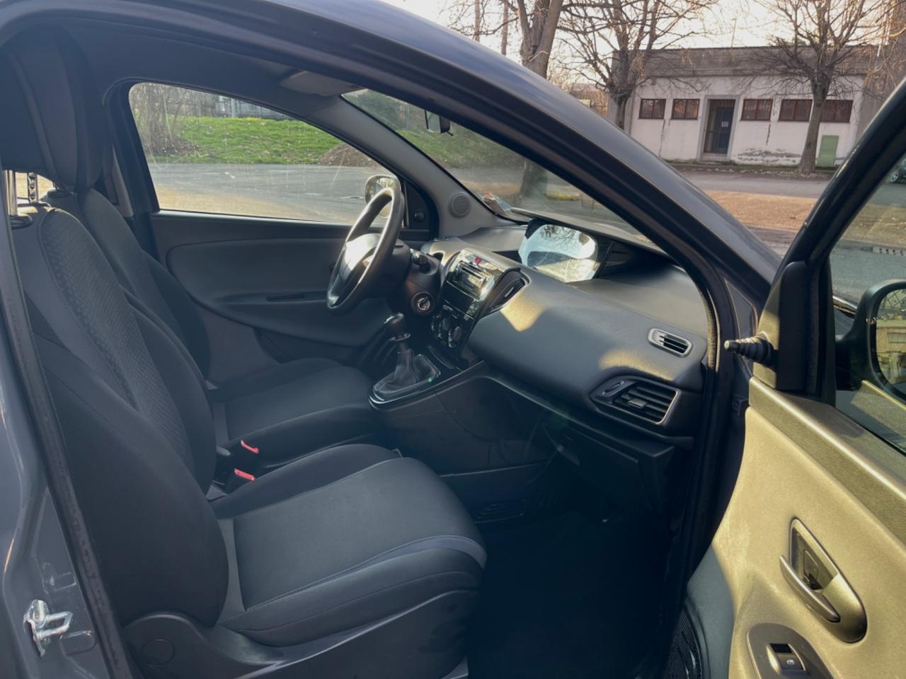 Lancia Ypsilon 1.2 69 CV 5 porte Platinum per Neopatentati 2016