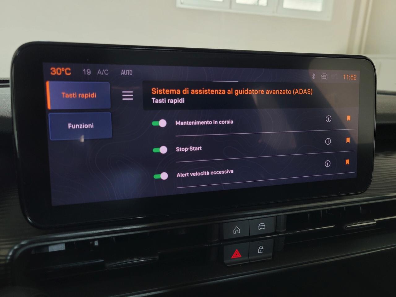 Jeep Avenger 1.2 ALTITUDE APPLE CARPLAY + ANDROID AUTO CRUISE CONTROL LED