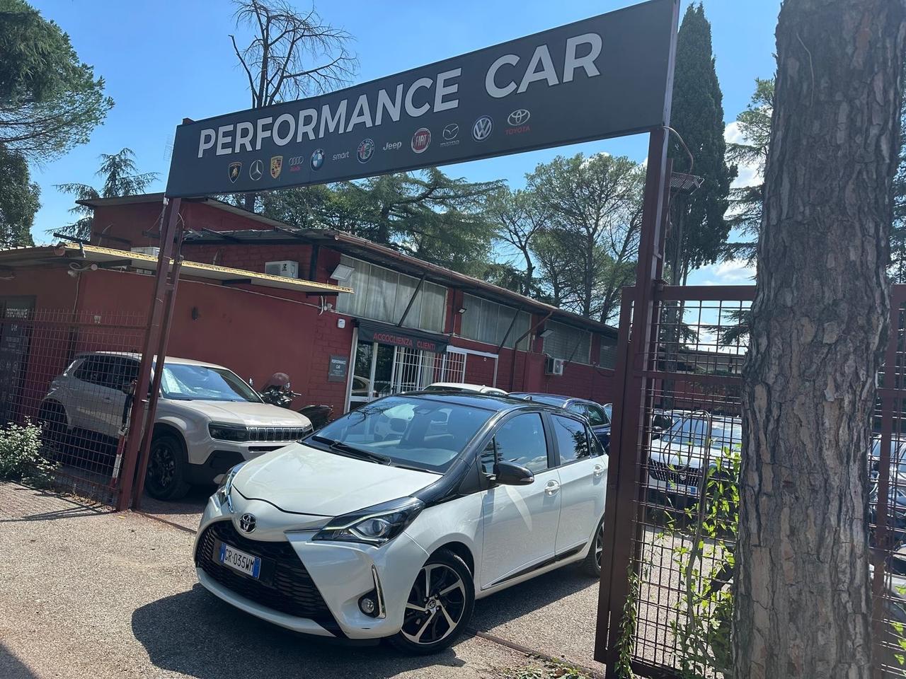 Toyota Yaris 1.5 5 porte Lounge sport full optional Kamera navi PDC led cerchi in lega garanzia 24 mesi