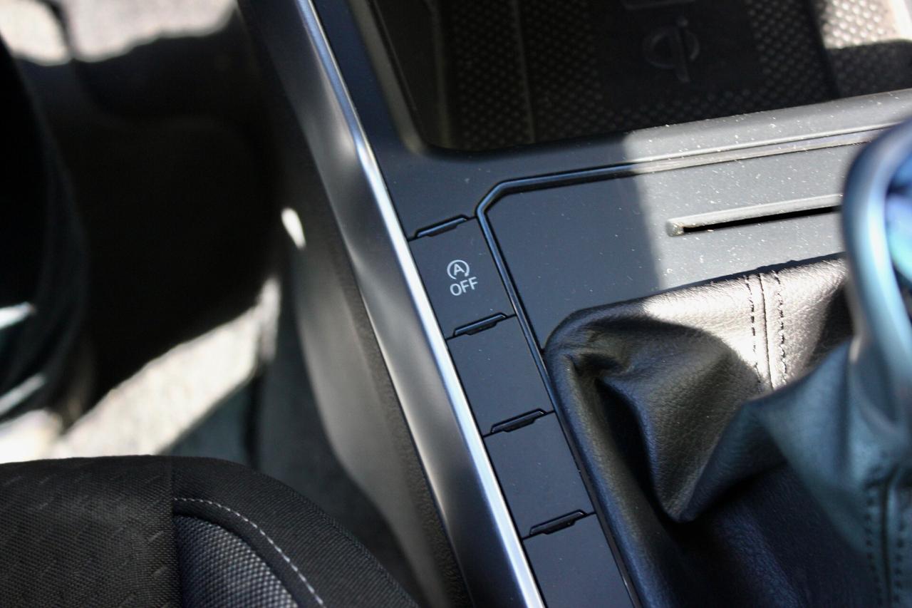 Volkswagen Taigo Life 1.0 TSI 110CV virtual cockpit navy sensori