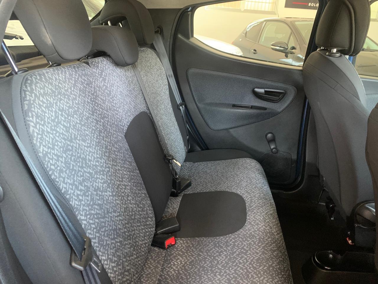 Lancia Ypsilon 1.0 FireFly 5 porte S&S Hybrid Silver