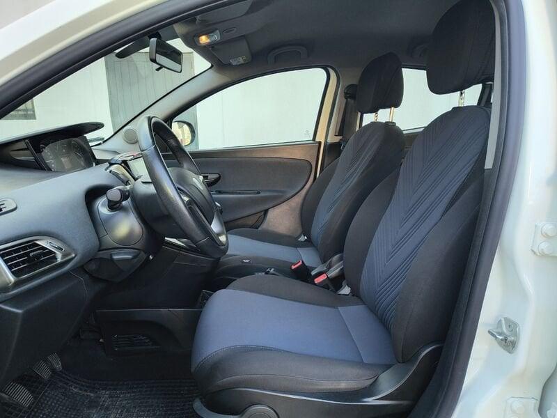 Lancia Ypsilon 0.9 silver hybrid