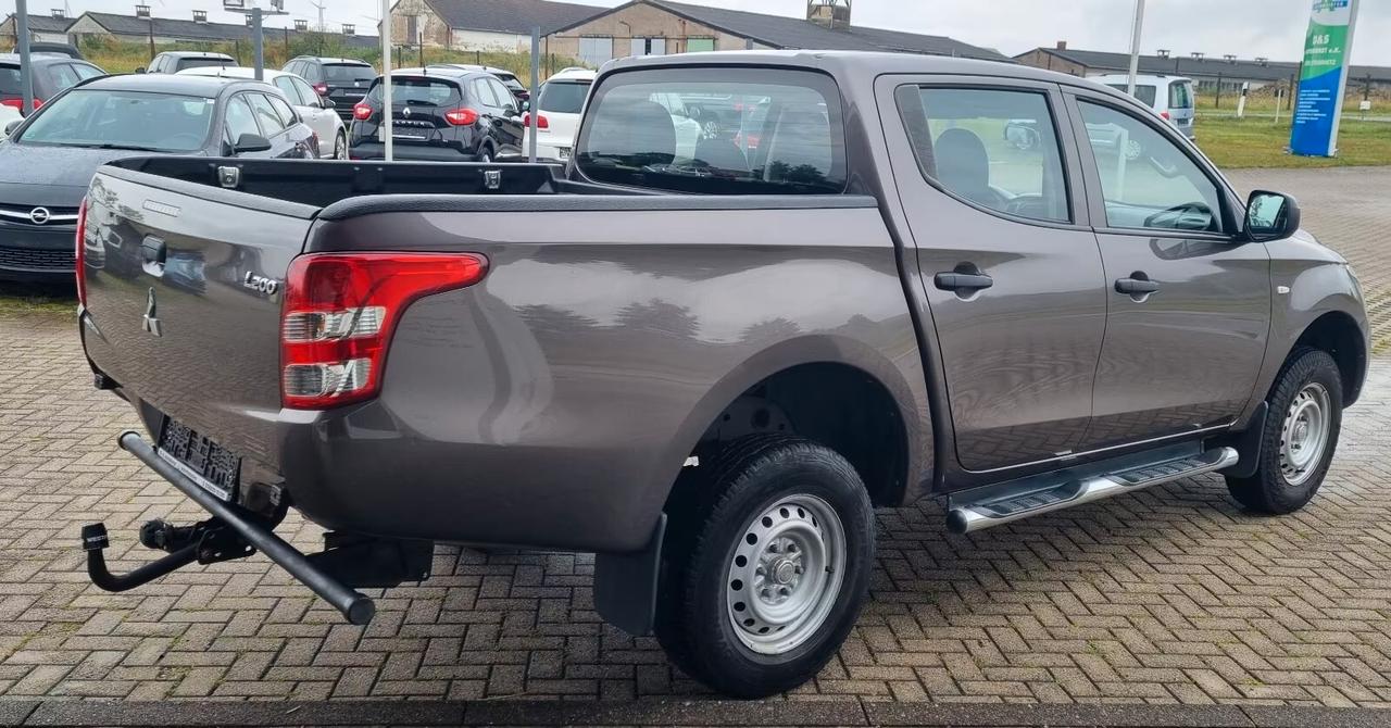 Mitsubishi L200 Double Cab Invite Cabina doppia 4WD+Ahk/Navi/Aria condizionata