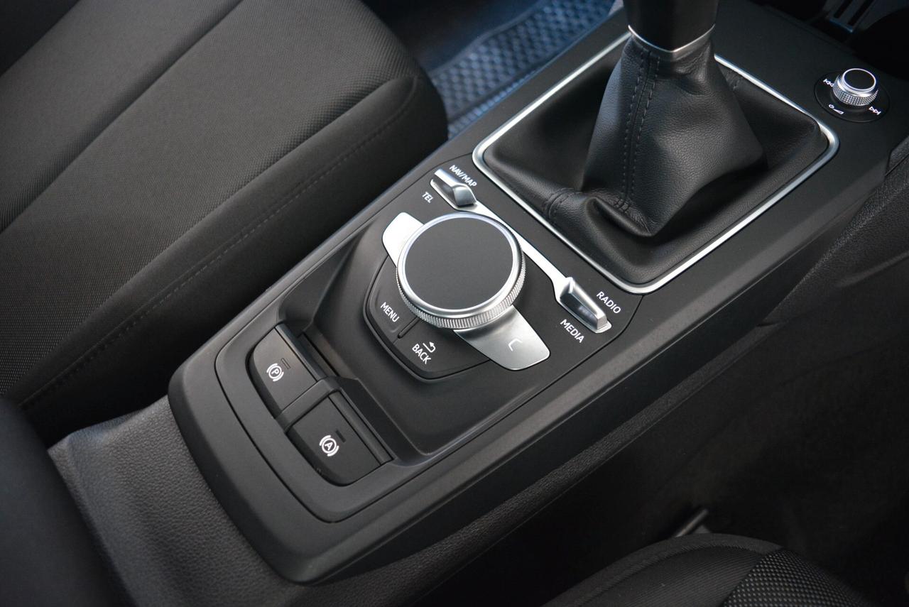 Audi Q2 30 TFSI Business telecamera