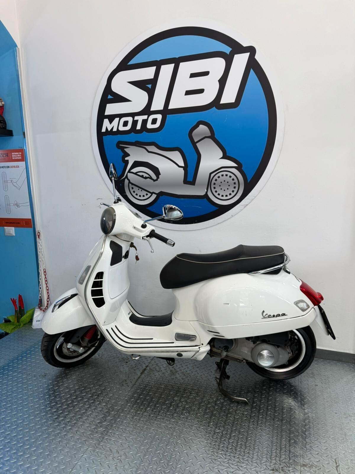 Piaggio Vespa GTS 300