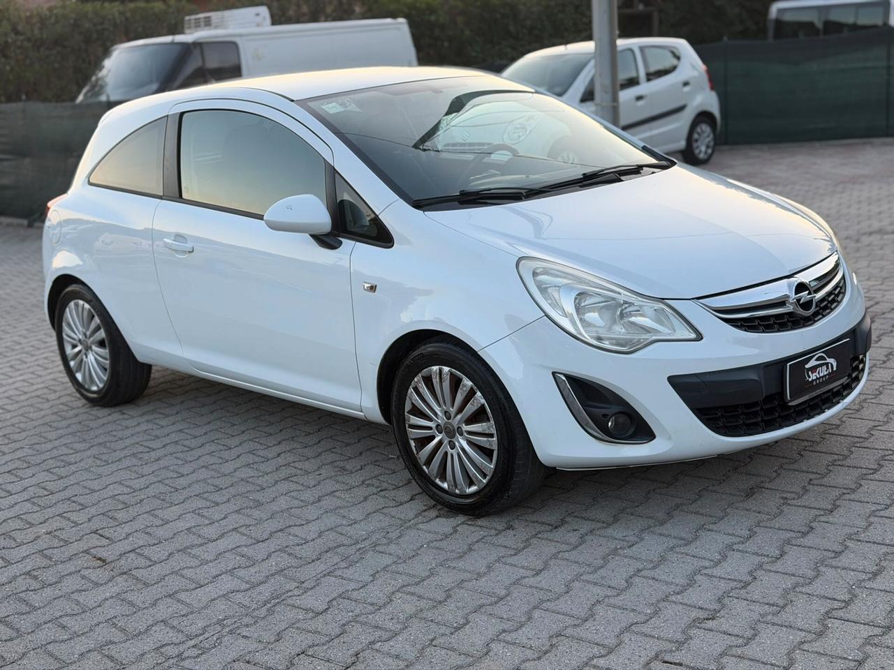Opel Corsa 1.2 3 porte b-color