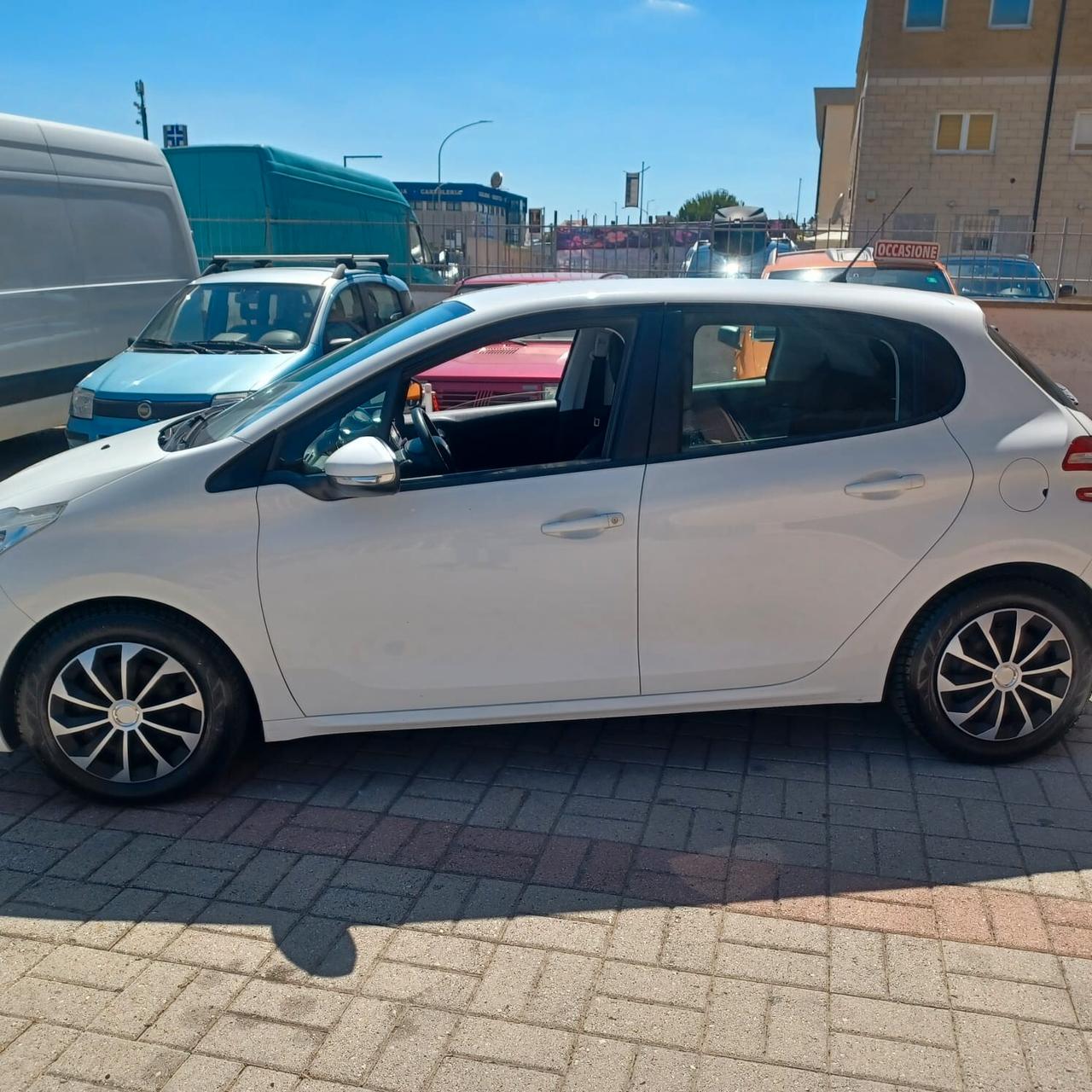 SEMBRA NUOVA PEUGEOT 208 1.4 GPL DI FABBRICA