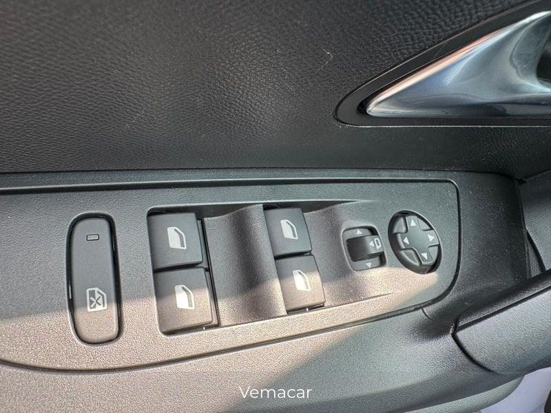 Peugeot 2008 BlueHDi 130 EAT8 Allure Pack aut.-CAR PLAY RETROC-SOLO KM 21200!