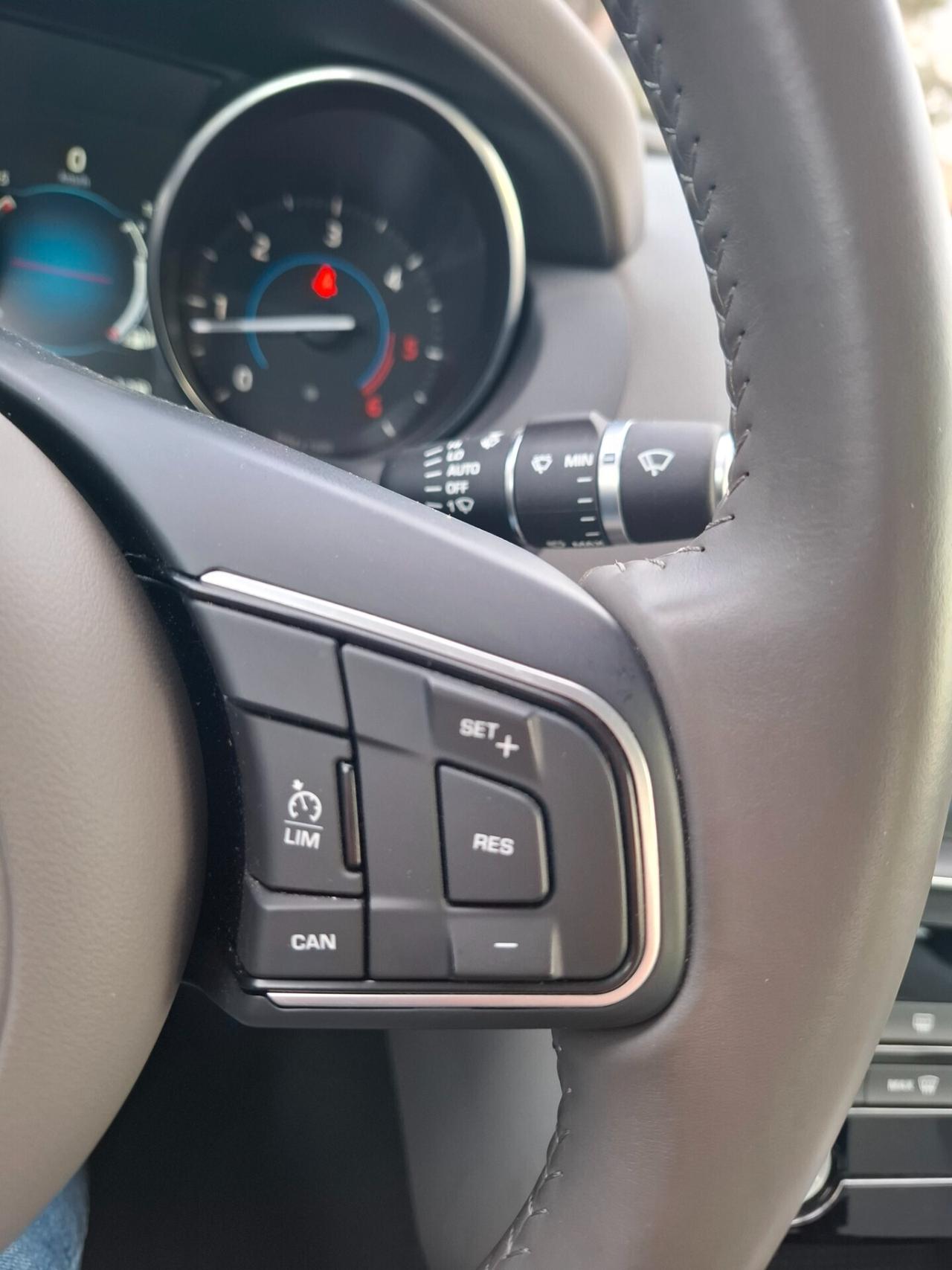 Jaguar XE 2.0 D 180cv *SOLO 23.000 KM*