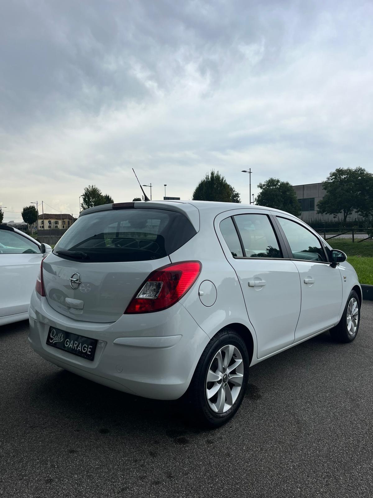 Opel Corsa 1.2 5 porte neopatentati