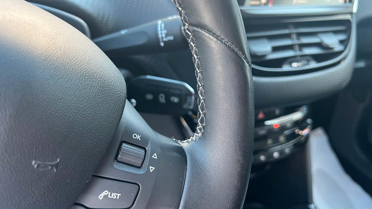 Peugeot 2008 BlueHDi 100 Allure Navi+Retrocamera