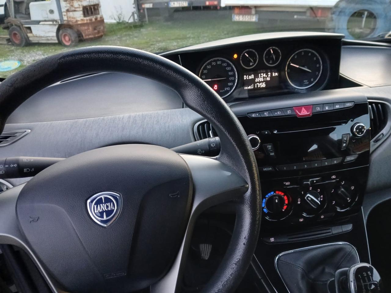 Lancia Ypsilon 0.9 TwinAir 85 CV 5 porte Metano Ecochic Silver