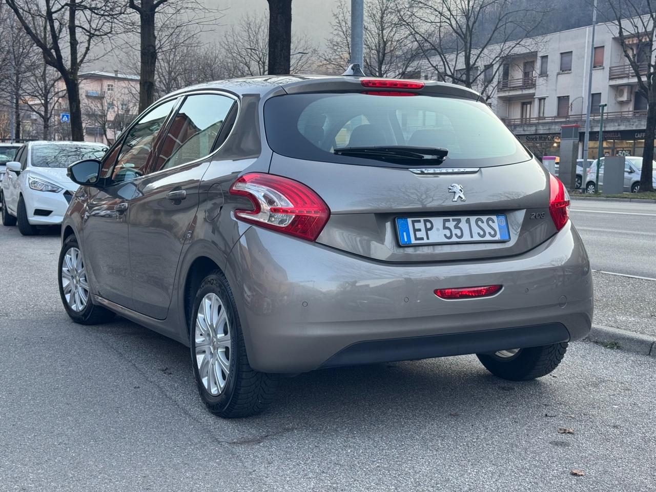 Peugeot 208 1.2 VTi 82 CV 5 porte Allure - OK NEOPATENTATI - SENSORI POSTERIORI - COMPUTER DI BORDO - FINITURE CROMO