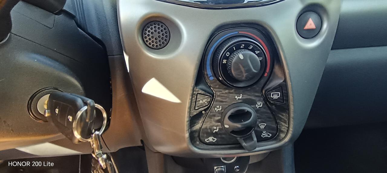 Toyota Aygo 5 Porte 5p 1.0 x-play 72cv