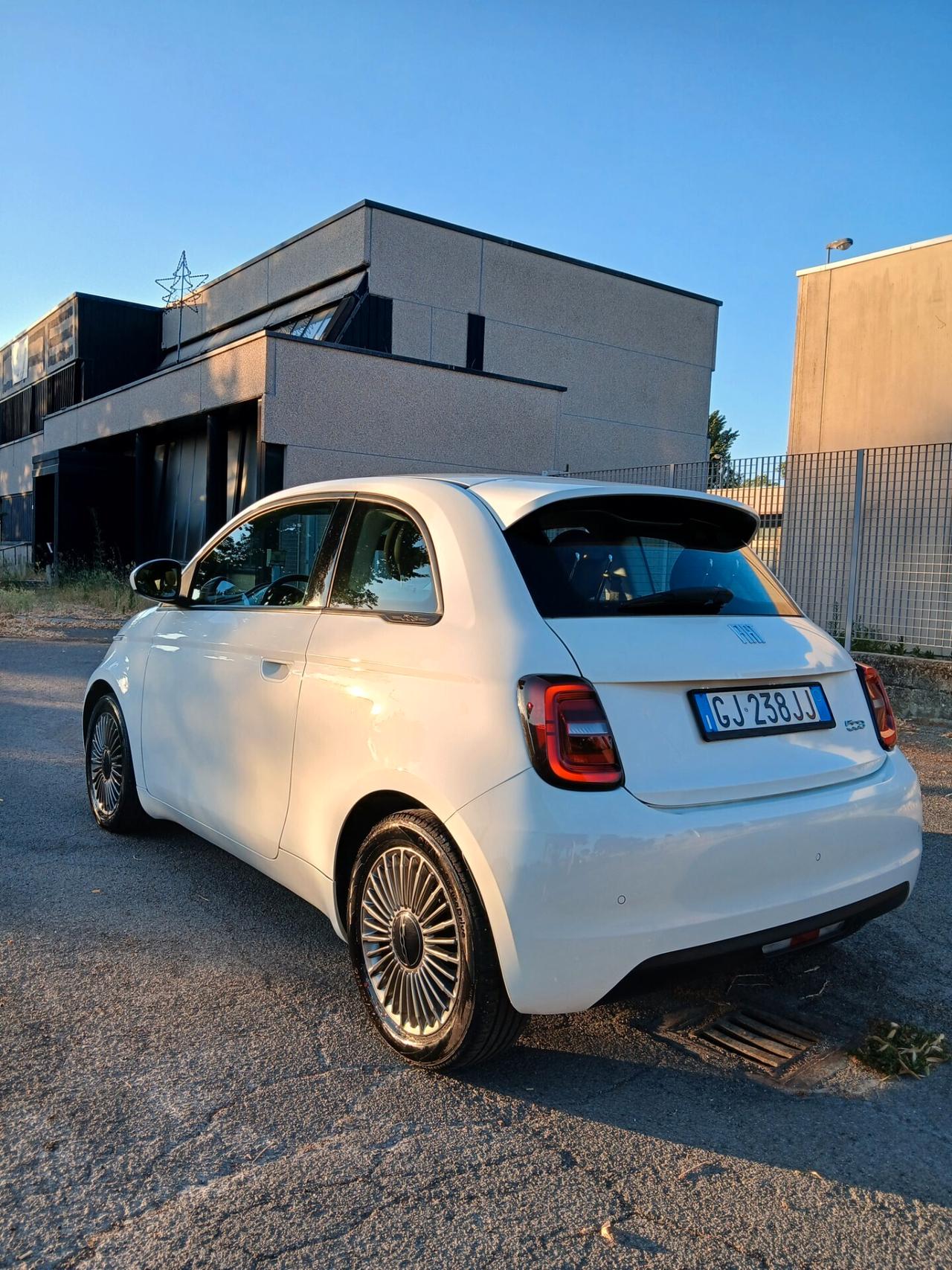Fiat 500e Berlina 42 kWh Icon 13700€