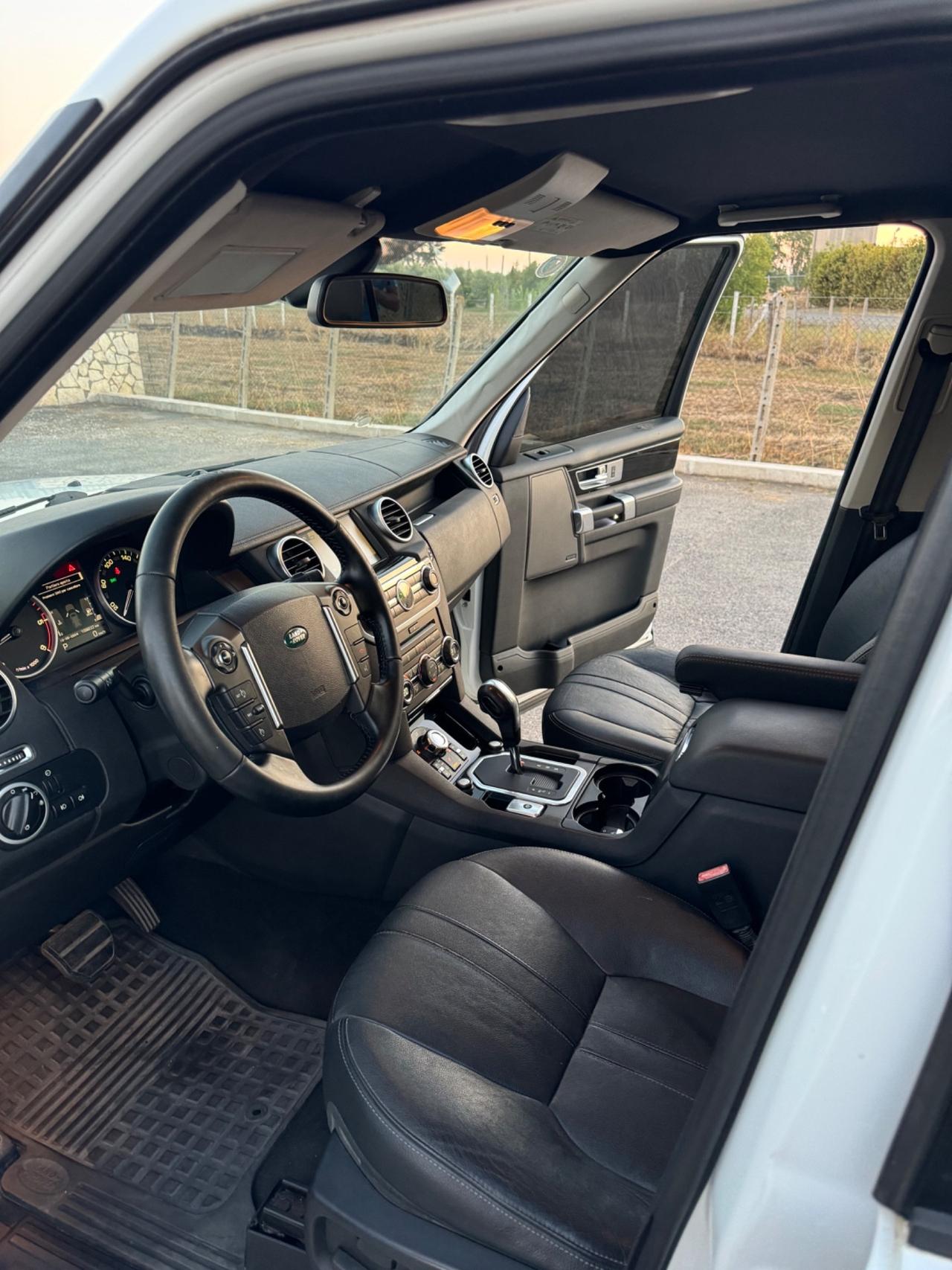 Land Rover Discovery 4 3.0 SDV6 245CV Black&White Limited Edition