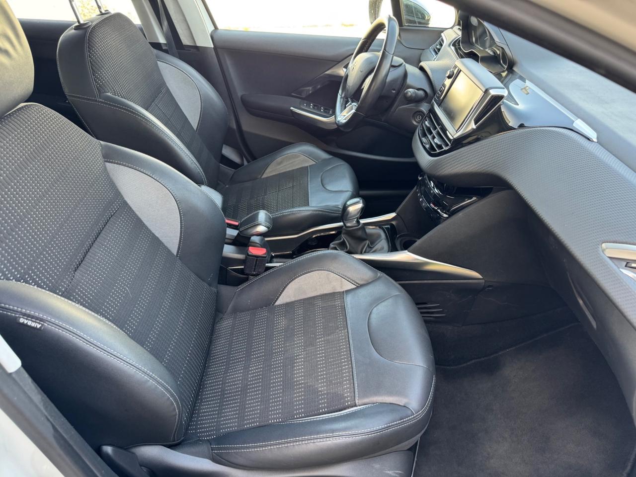 Peugeot 2008 1.6 e-HDi 92 Allure -GRIP CONTROL-