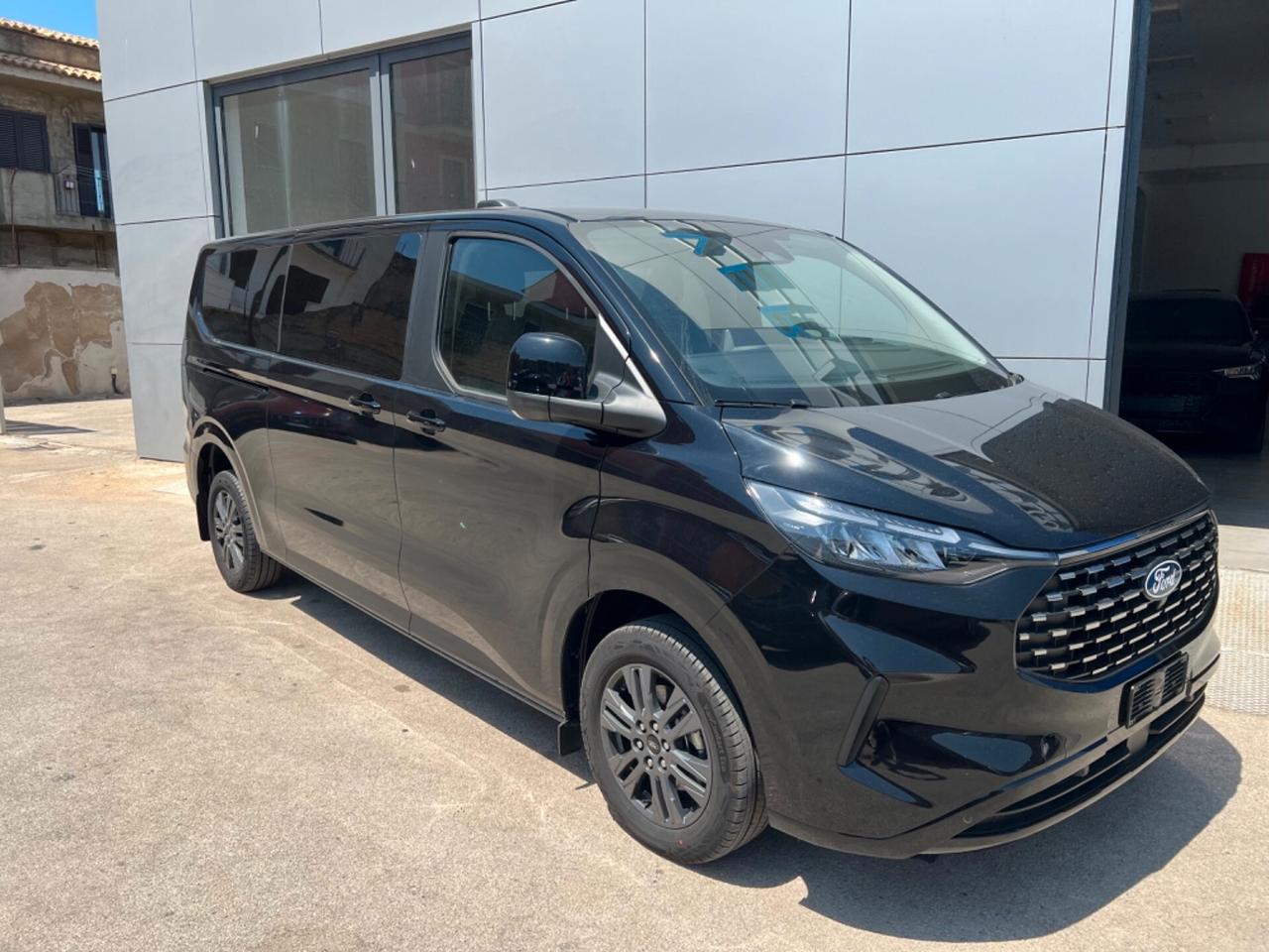 Ford Tourneo Custom custom 320 136cv platinum lounge - listino €59.300 - scontata €49.000