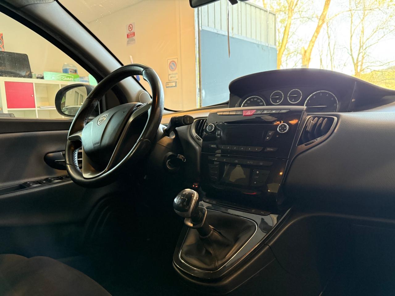 Lancia Ypsilon 0.9 GPL BENZINA ANNO 2011 neopatentati