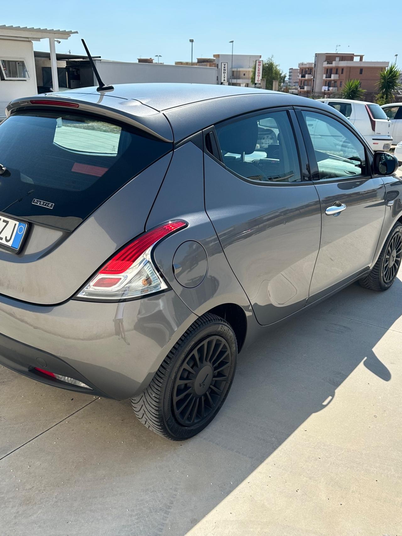 Lancia Ypsilon 1.0 FireFly 5 porte S&S Hybrid Silver