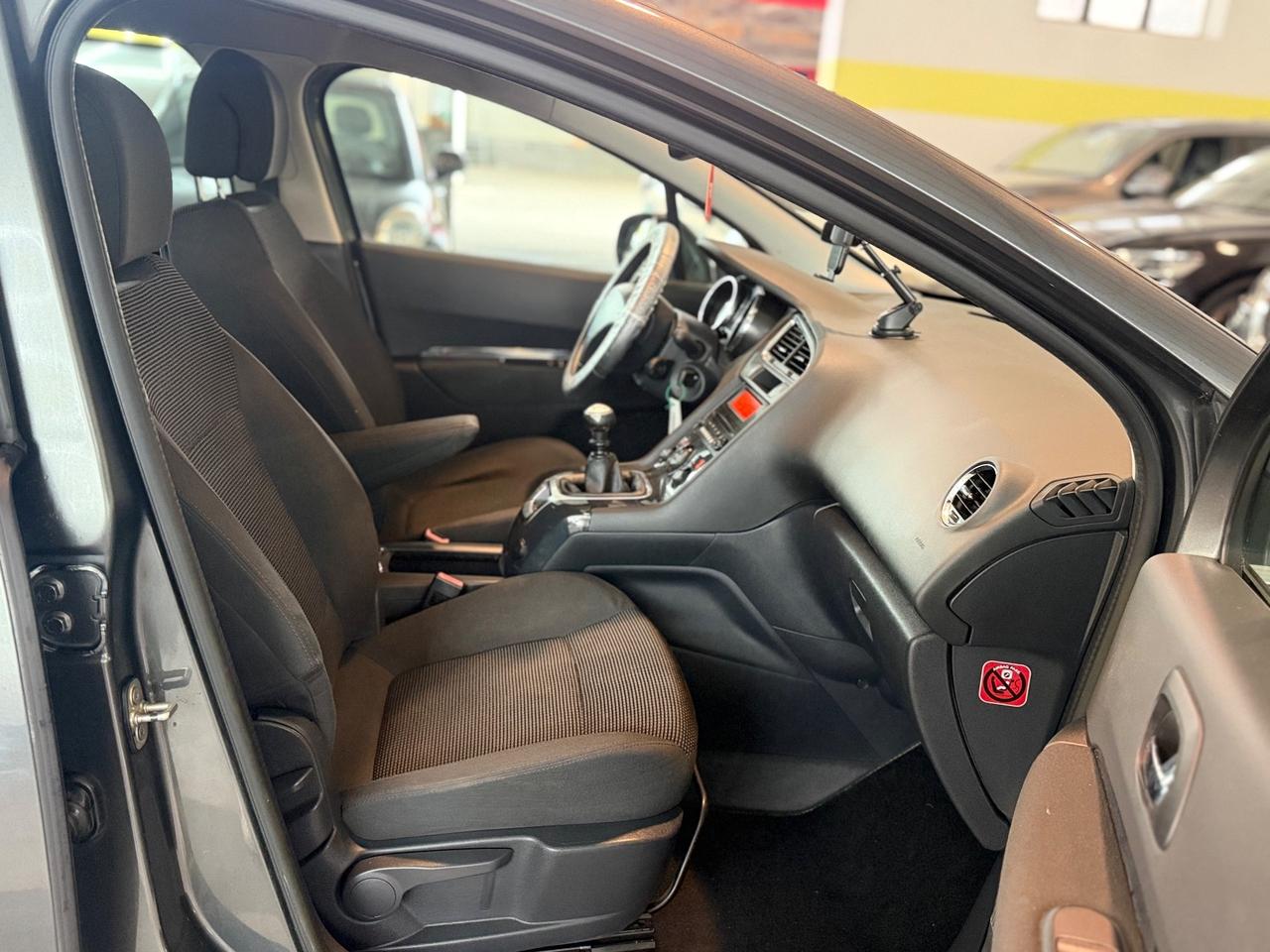 Peugeot 5008 1.6 HDi 115CV 7Posti Neopatentati