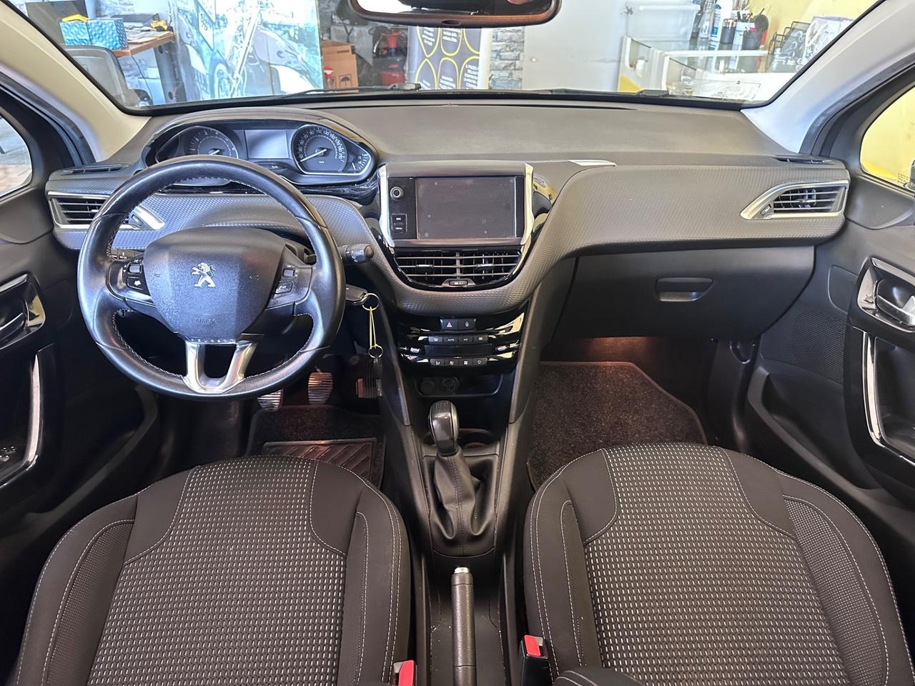 Peugeot 208 1.2benz. Allure