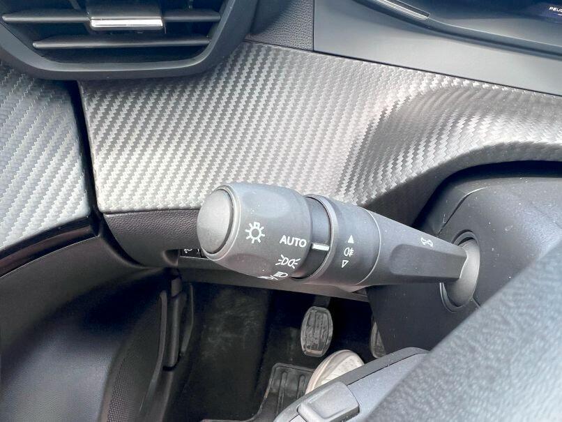 Peugeot 2008 PureTech 100 S&S Allure "Vision pack"; "Navi Pack"