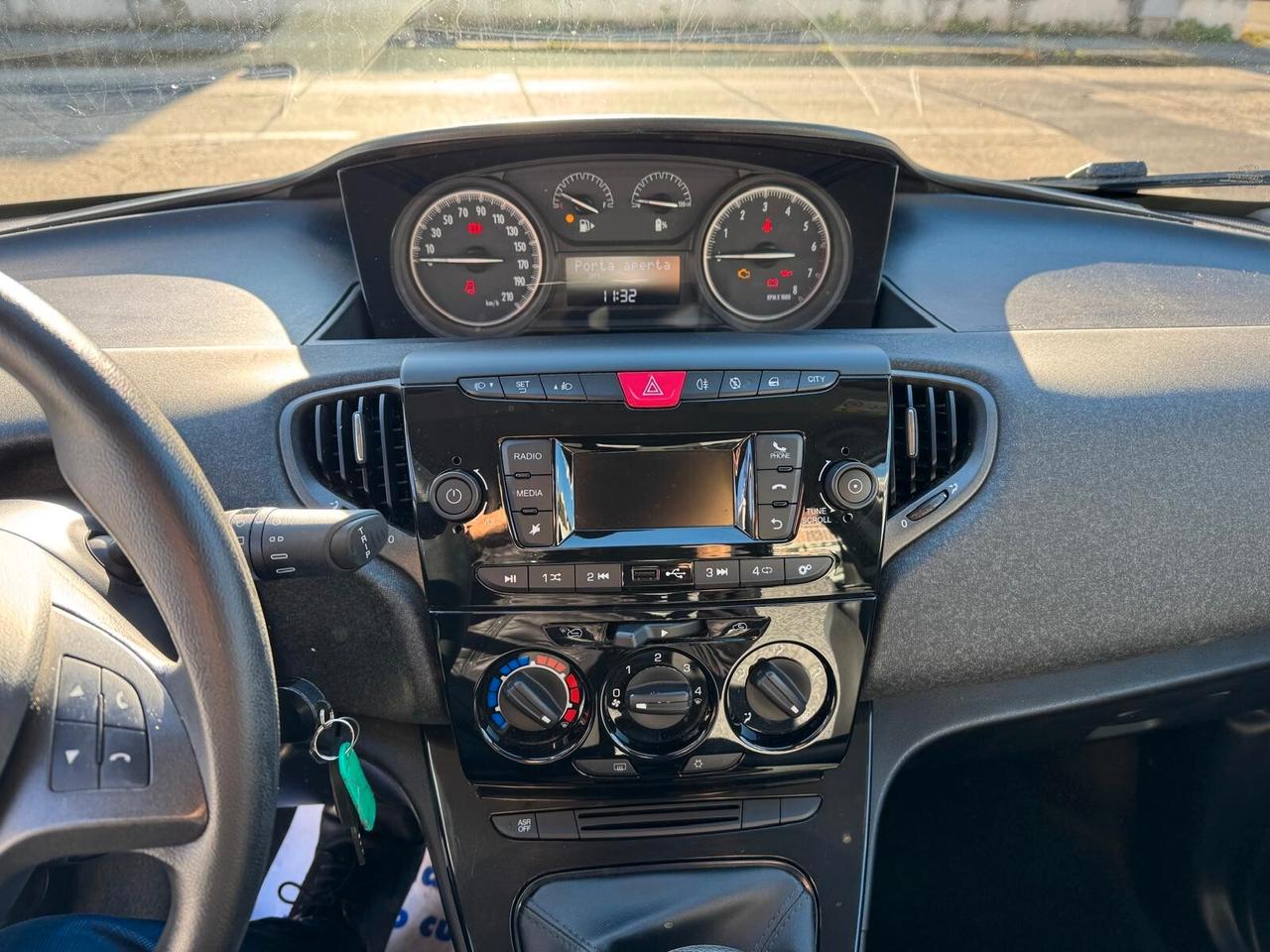 Lancia Ypsilon 1.0 FireFly 5 porte S&S Hybrid Ecochic Silver