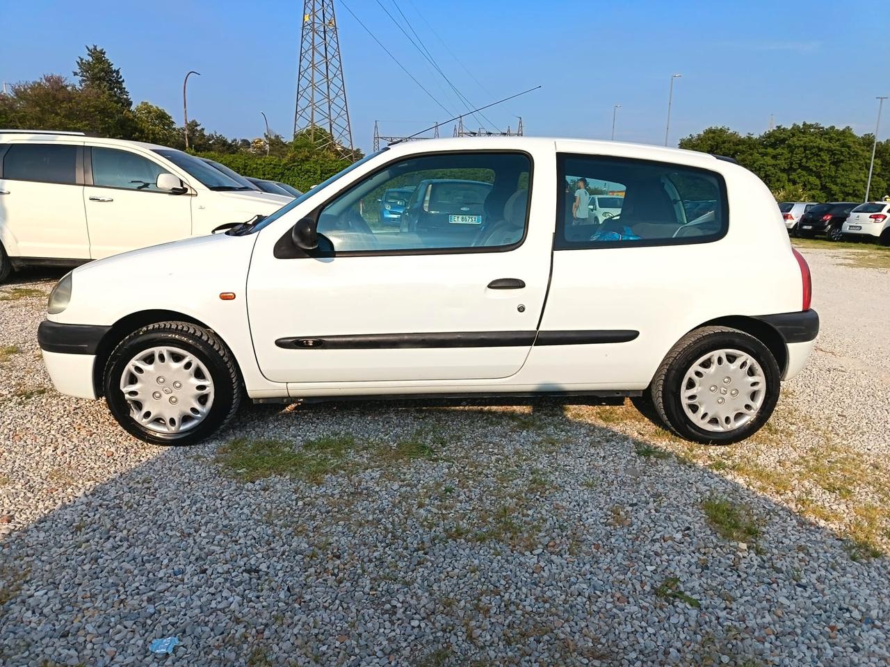 Renault Clio 2001 -1.2 cat 3 porte OCCASIONE UNICOPROPIETARIO NEOPATENTATI