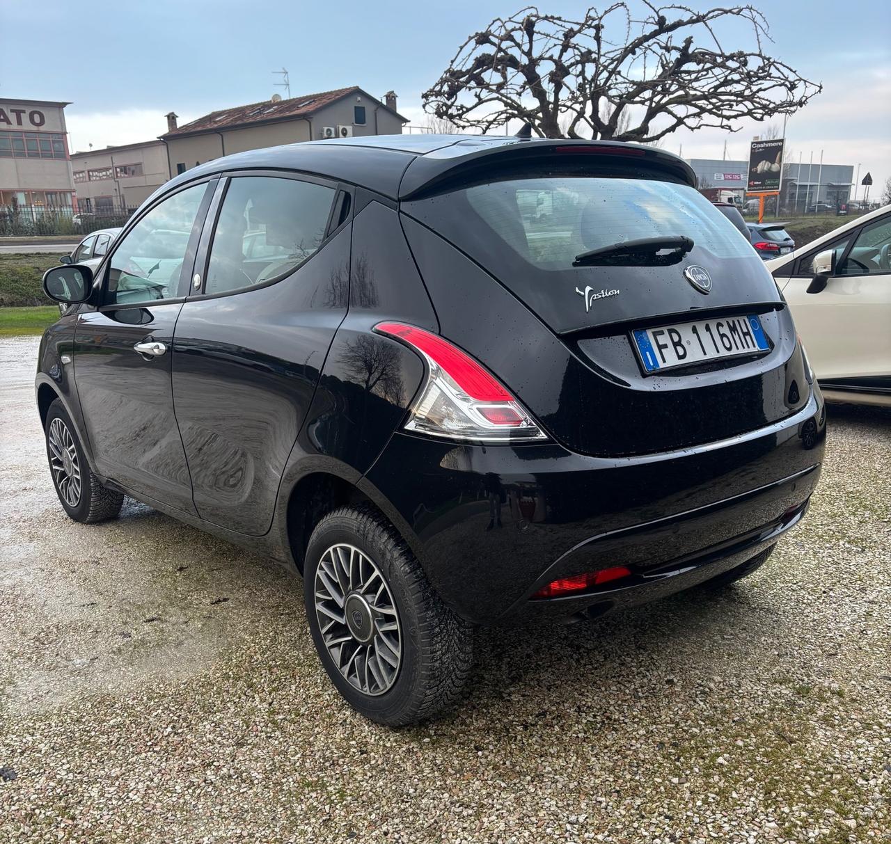 Lancia Ypsilon 0.9 TwinAir 85 CV 5 porte Metano Ecochic Silver