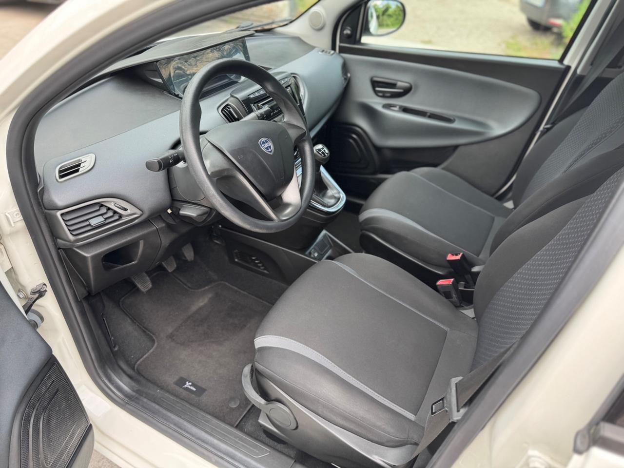 Lancia Ypsilon 1.3 MJT 16V 95 CV 5 porte S&S Silver