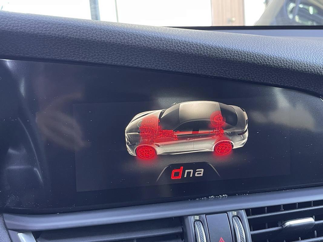 Alfa Romeo Giulia 2.2 Turbodiesel 190 CV AT8 B-Tech Blak Edition Pak esterno Veloce "Cerchi da 19°-Pinze Brembo gialle