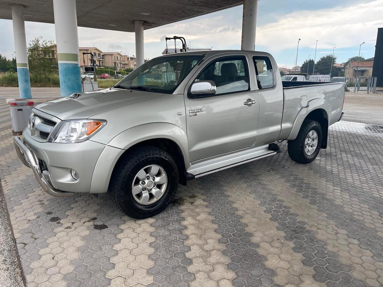 Toyota Hilux 2.5 D-4D 4WD 2p. Extra Cab SR 4x4
