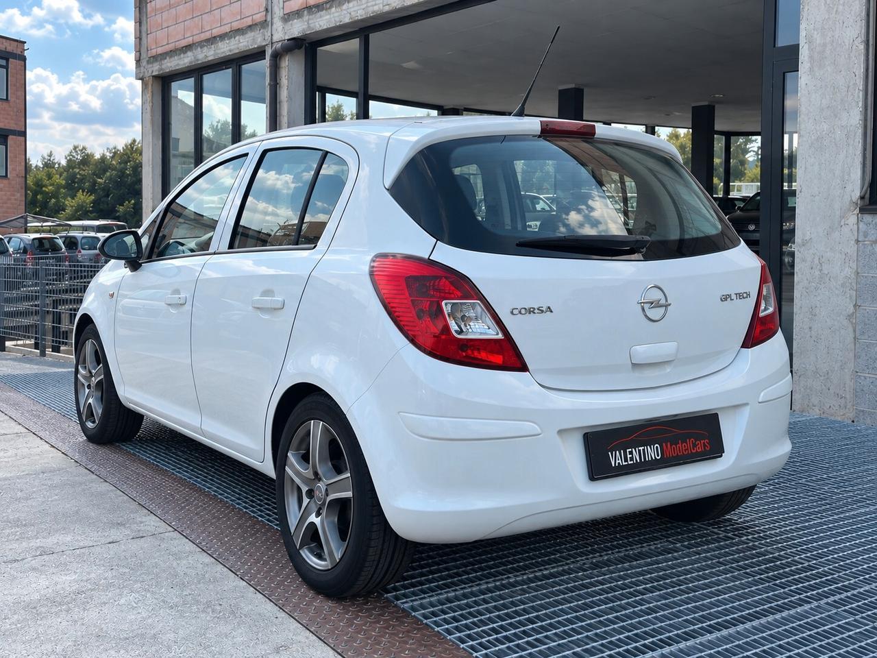 Opel Corsa D 1.2 80cv Enjoy Benzina e GPL Fabbrica