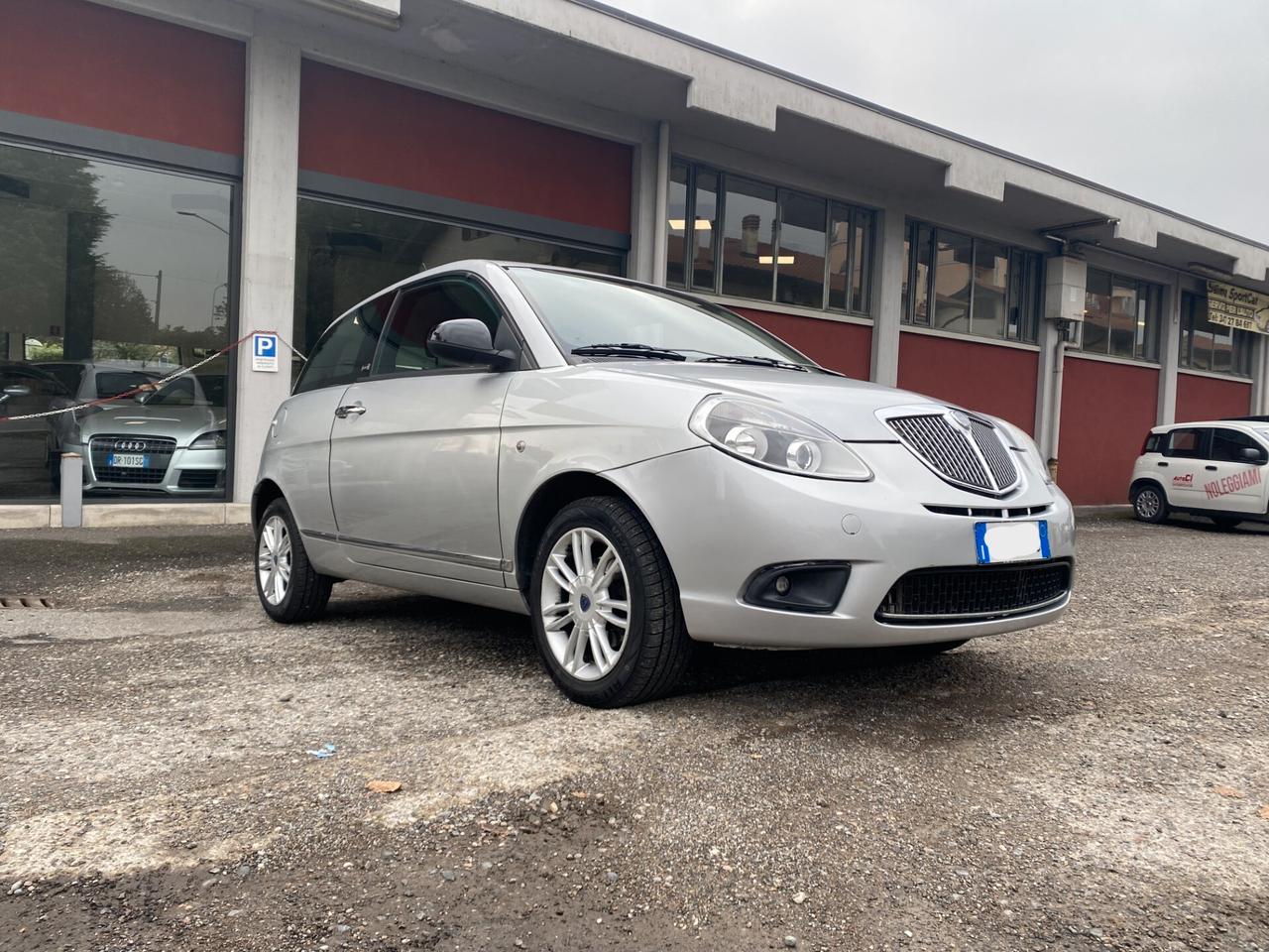 Lancia Ypsilon 1.2 69 CV 5 porte S&S Platinum OK NEOPATENTATI