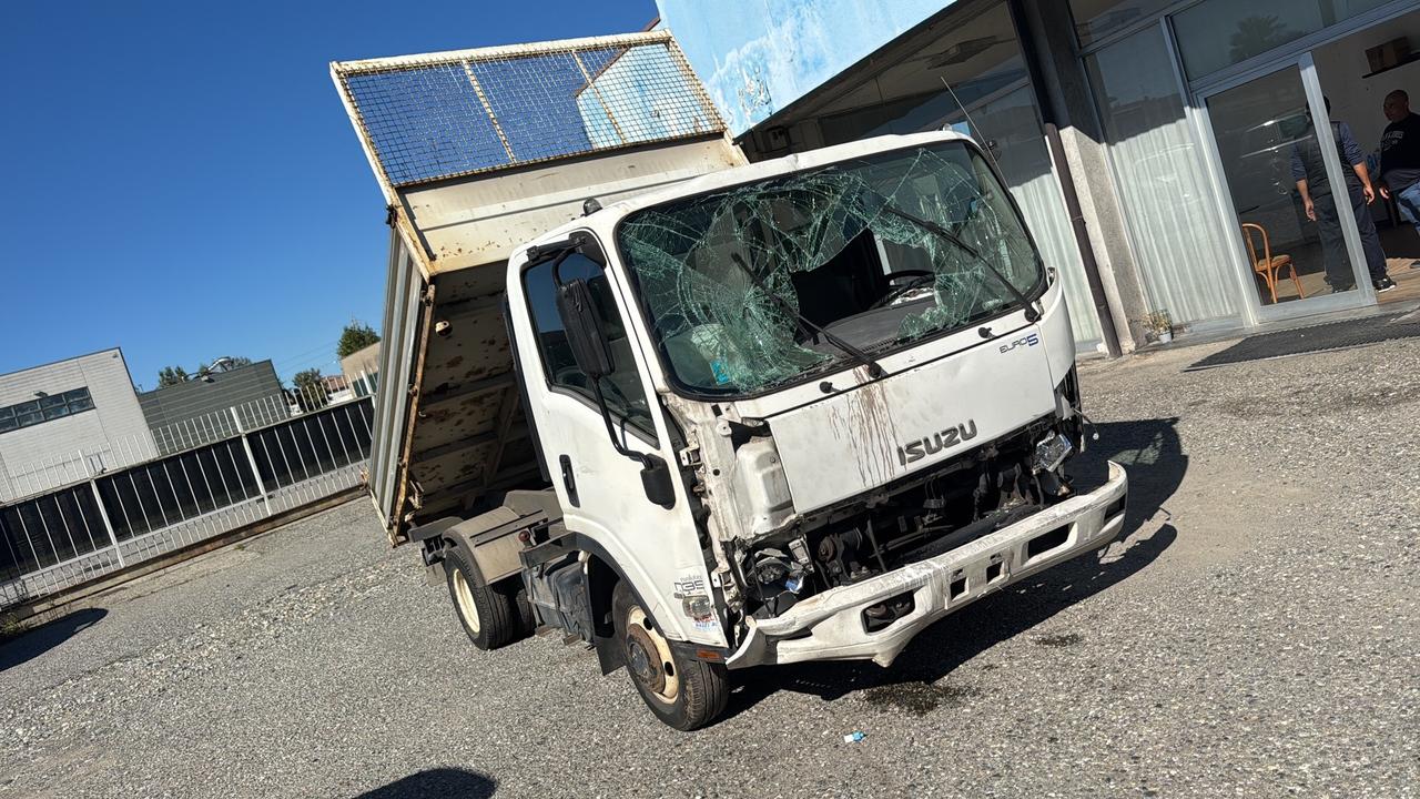 ISUZU RIBALTABILE, MARCIANTE MA INCIDENTATO SUPER PREZZO!