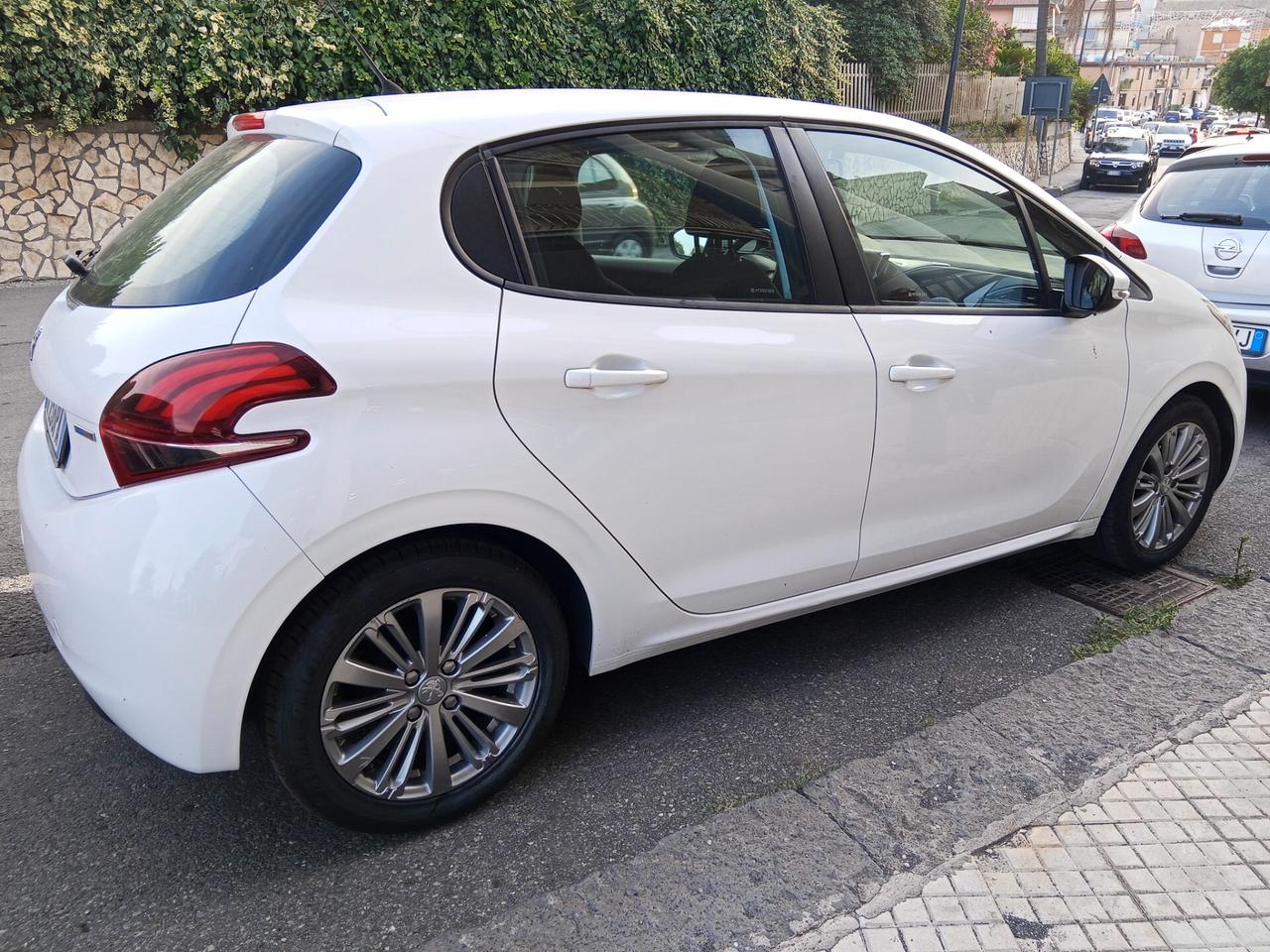 Peugeot 208 PureTech 82 5 porte Allure