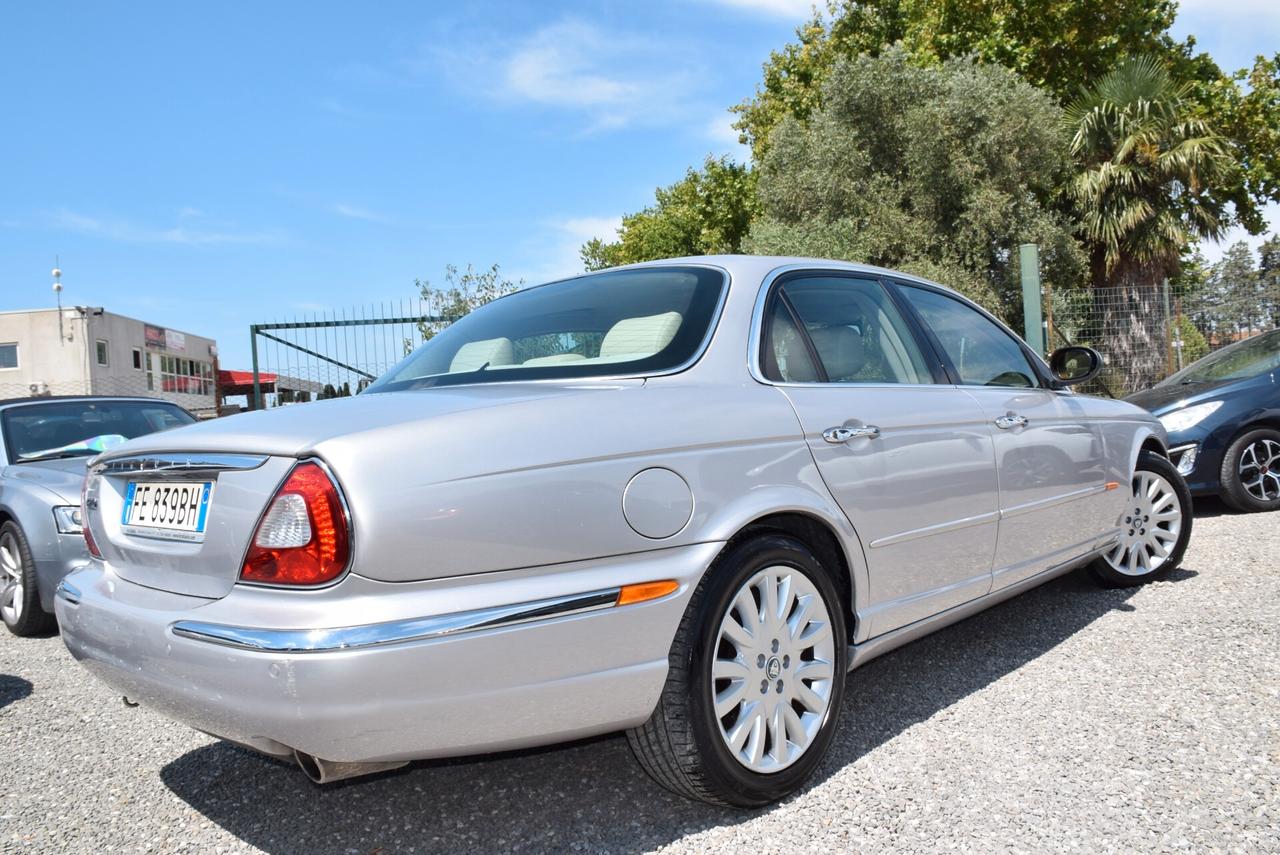 Jaguar XJ 4.2 V8 298CV AUT. NAVI PELLE SENSORI CRUISE BT Executive