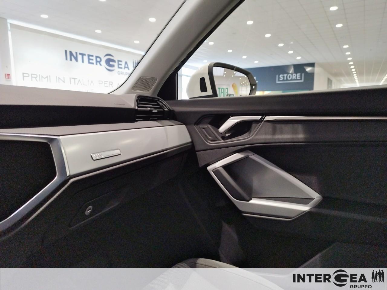 AUDI Q3 35 2.0 tdi Business s-tronic