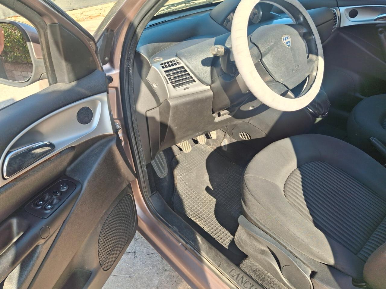 Lancia Ypsilon 1.2 Argento neopatentati