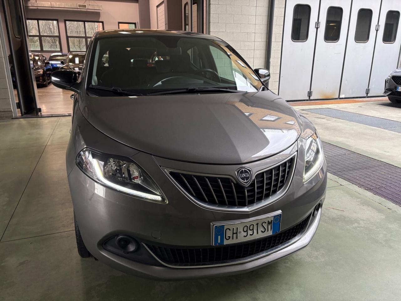 Lancia Ypsilon 1.0 FireFly 5 porte S&S Hybrid Ecochic Silver posti