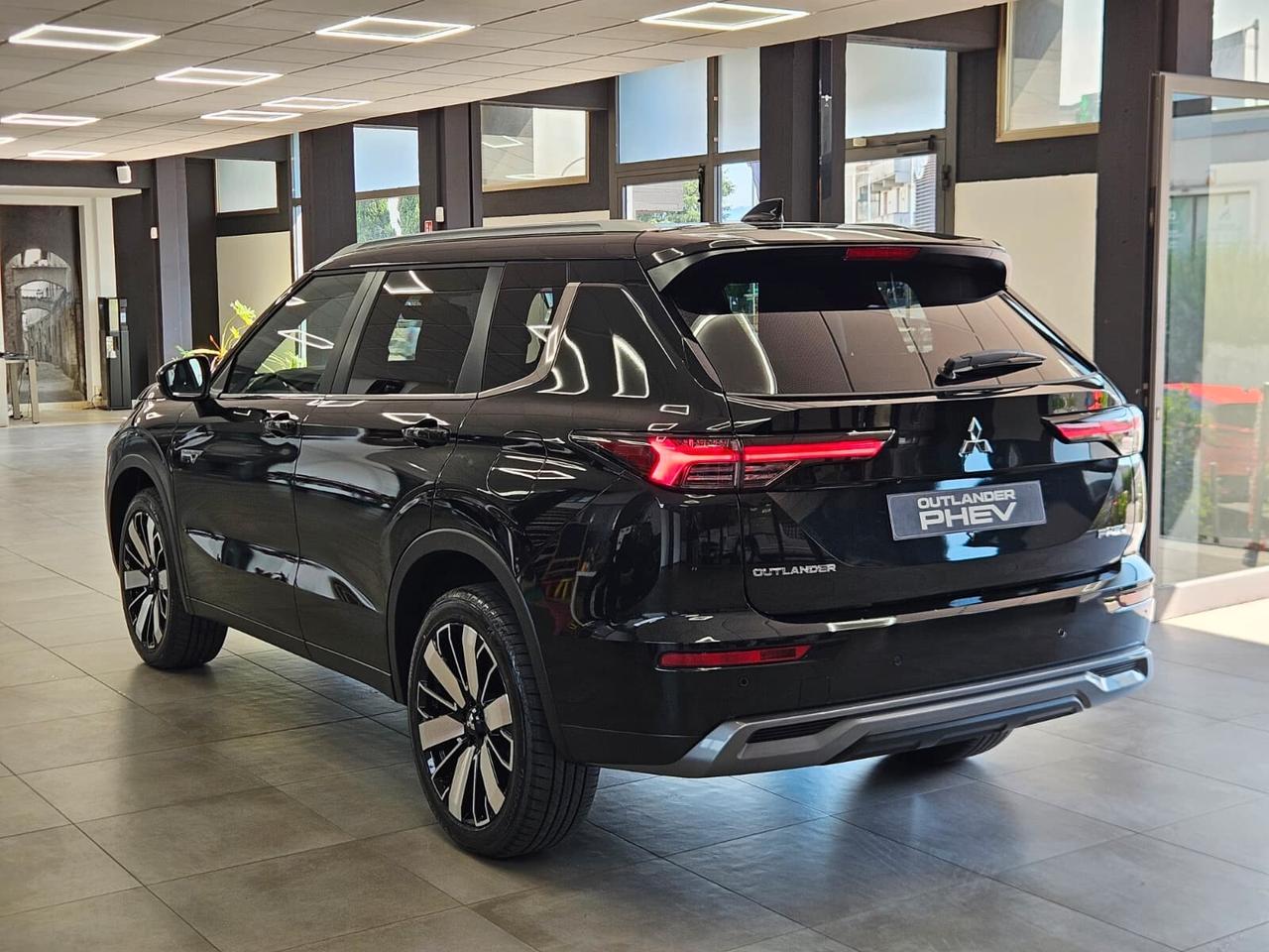 Mitsubishi Outlander DISPONIBILE IN VARIE COLORAZIONI E ALLESTIMENTI - CONCESSIONARIO UFFICIALE