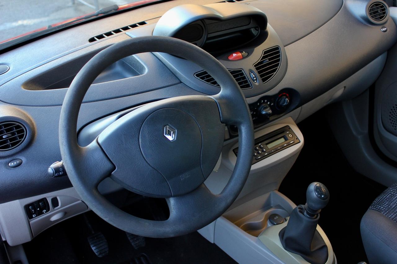 Renault Twingo 1.2 16V DISTRIBUZIONE E TAGLIANDO APPENA FATTI