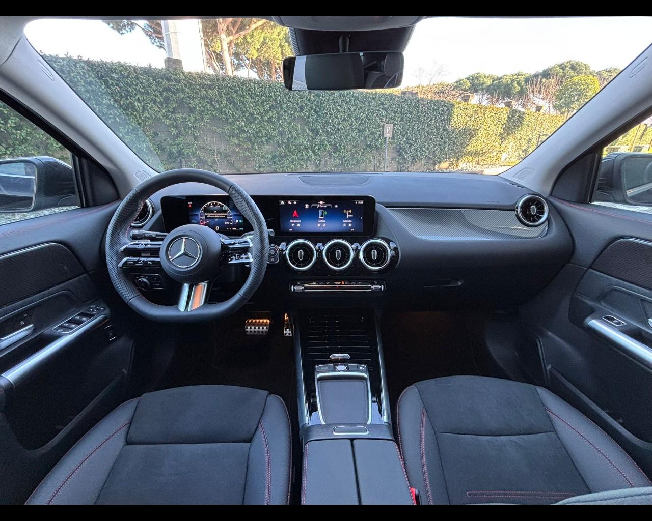 Mercedes-Benz GLA-H247 2023 - GLA 180 AMG Line Premium auto
