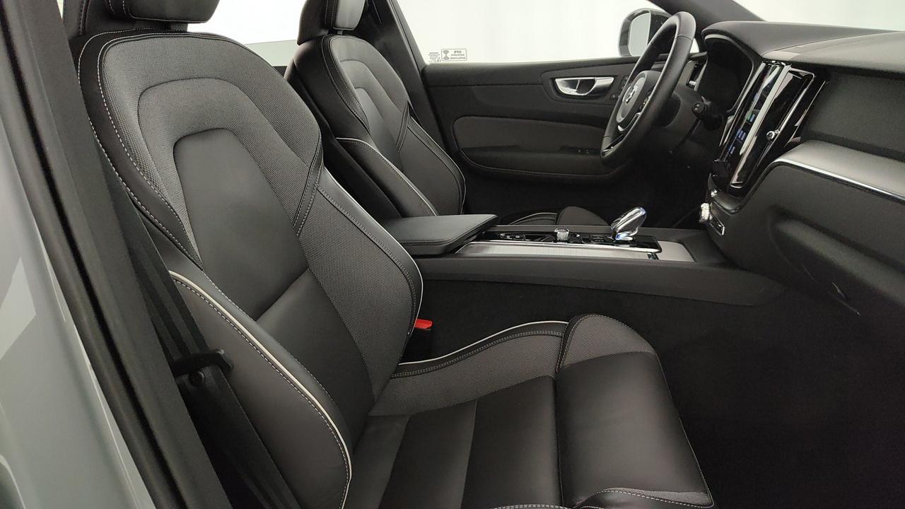 VOLVO XC60 2.0 b5 Plus Dark awd auto