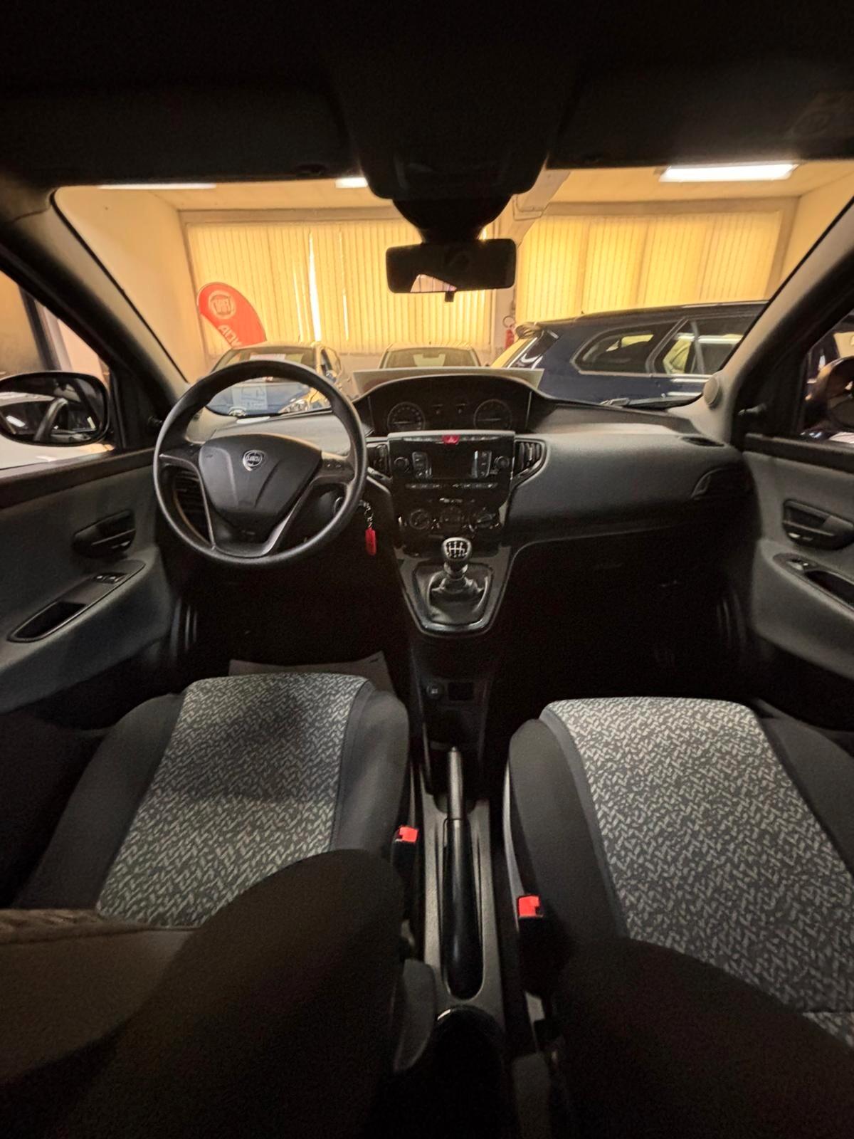 Lancia Ypsilon 1.0 FireFly 5 porte S&S Hybrid Ecochic Silver