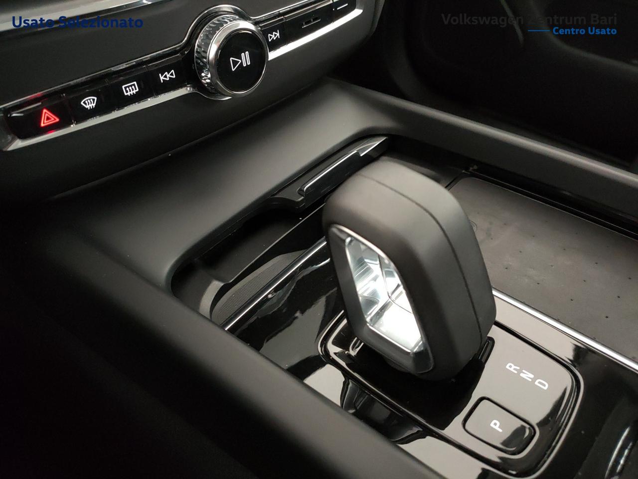 Volvo XC60 2.0 b4 momentum pro awd auto